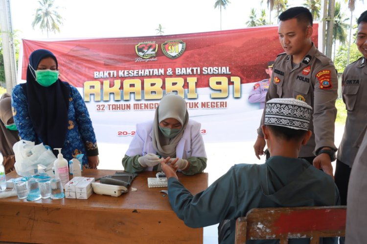 "Kapolda Sulteng Irjen Pol Dr.Agus Nugroho SIK.SH.MH, Menggelar Bakti Sosial dan Bakti Kesehatan Akabri 1991 di Pondok Pesantren Miftahul Khairat Morowali, Sul-teng"