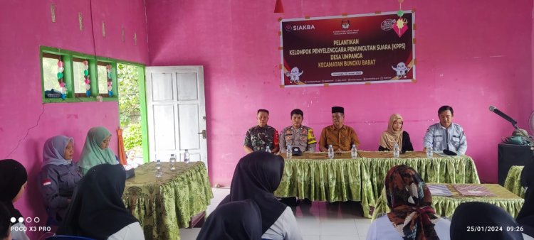 Bhabinkamtibmas Polres Morowali Hadiri Pelantikan Anggota KPPS Pemilihan Tahun 2024