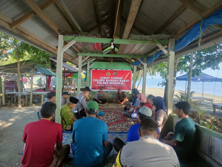 Kapolsek Bungku Barat Pimpin Kegiatan Jumat Curhat dan Jumat Berkah di Pantai Raha-raha
