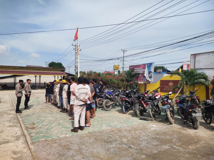 Pelaksanaan Raziz Knalpot Bogar Oleh Polsek Bahodopi di Jalan Trans Sulawesi Menemukan Puluhan Pelanggaran