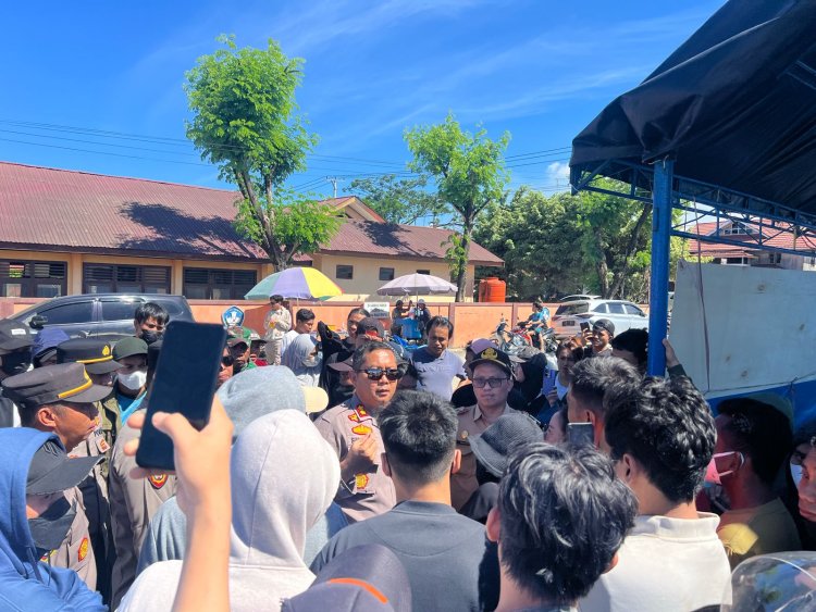 "Kapolres Morowali, Ketua KPU, dan Anggota Bawaslu Kab Morowali Turun Langsung Amankan Keributan di TPS Bahodopi"
