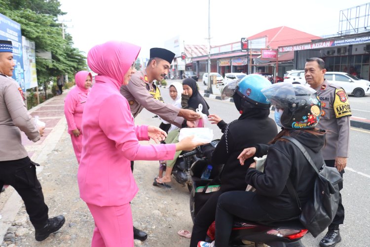 Polres Morowali Bagi Takjil Hari Pertama Puasa Ramadhan 1445 H/2024 M 