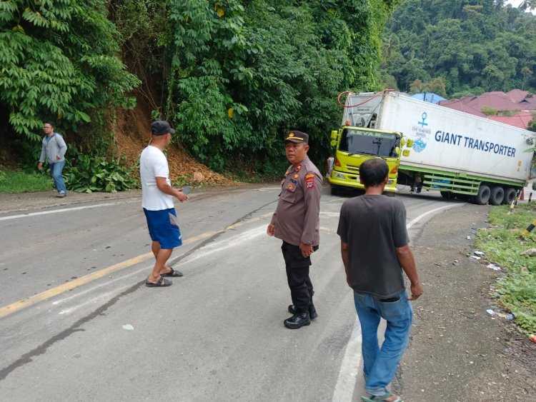 Mobil Trailer Giant Transporter Tidak Mampu Menanjak, Jalan Trans Sulawesi Mengalami Kemacetan