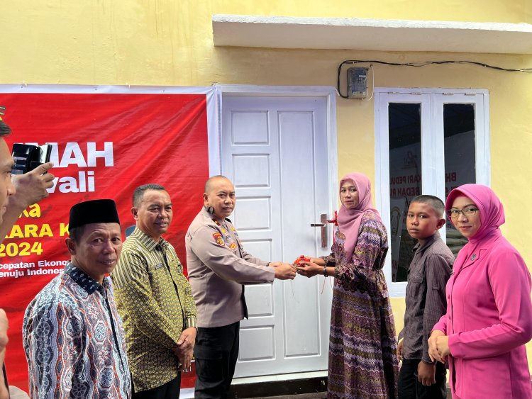 Penyerahan Bedah Rumah Polres Morowali Dalam Rangka HUT Bhayangkara Ke-78 