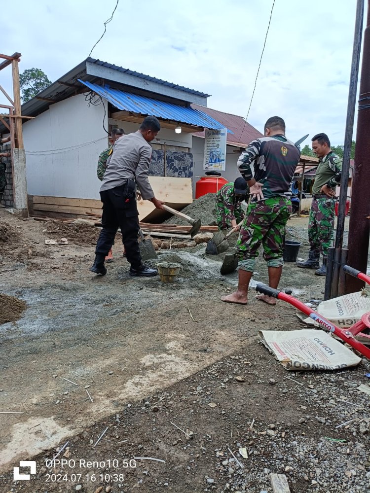 Bhabinkamtibmas Desa Padabaho Gelar Gotong Royong Bangun Rumah Warga