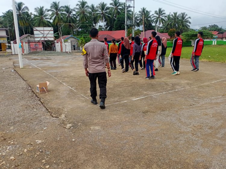 Bhabinkamtibmas Polres Morowali Latih calon Paskibraka Kecamatan Bungku Pesisir Tahun 2024.