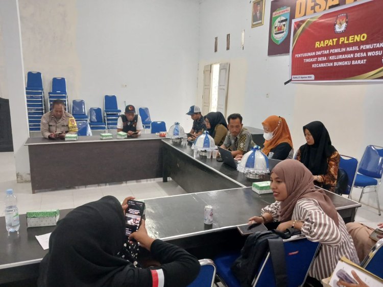 Bhabinkamtibas Polres Morowali Hadiri Rapat Pleno Penyusunan DPHP Tingkat Desa di Wosu Menuju Pilkada Damai 2024
