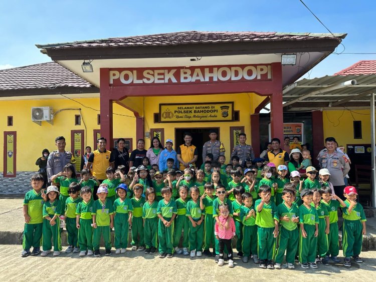 Mengenal Polri Lebih Dekat, Puluhan Anak TK Ekkelesia Sambangi Mako Polsek Bahodopi