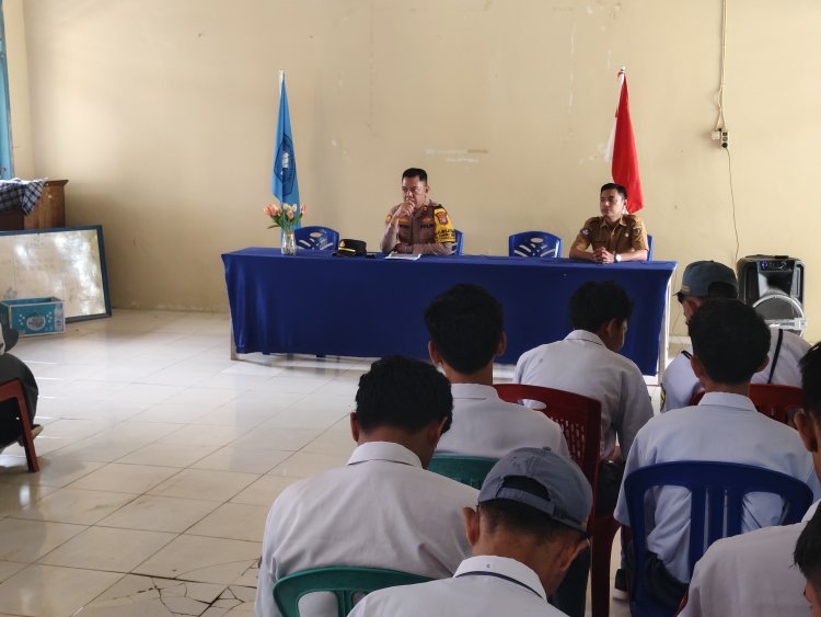 Kapolsek Bungku Barat Sosialisasikan Penerimaan Bintara Polri Kompetensi Khusus di SMKN 2 Bungku Barat