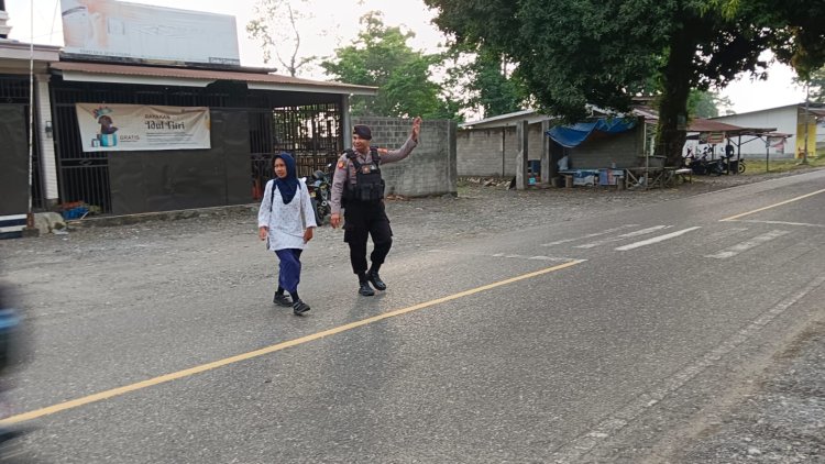 Polsek Bungku Barat Atur Lalu Lintas Pagi di Desa Wosu Demi Kelancaran dan Keselamatan Pengguna Jalan