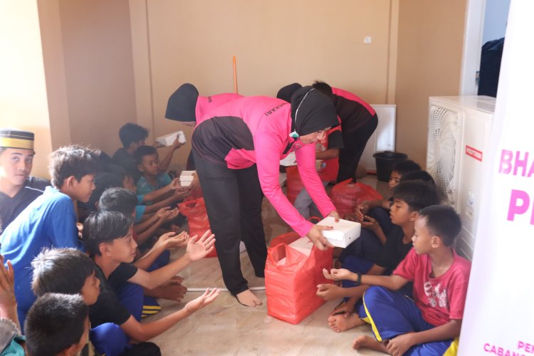 Bagi-Bagi Makanan Usai Sholat Juma't Program Jumat Berkah Polres Morowali