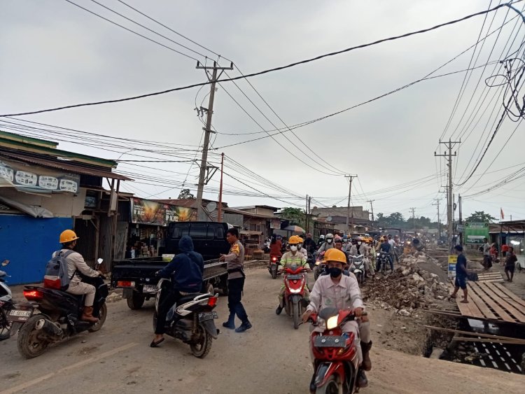 Kemacetan Akibat Pekerjaan Drainase, Polsek Bahodopi Lakukan Pengaturan Lalulintas