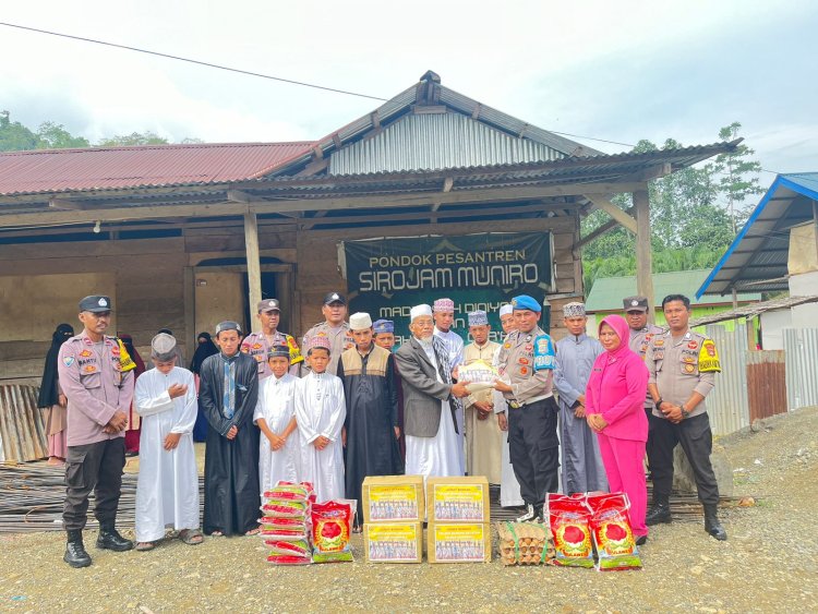 Polsek Bungku Selatan Gelar Kegiatan Jumat Berkah di Pondok Pesantren Sirojam Muniro