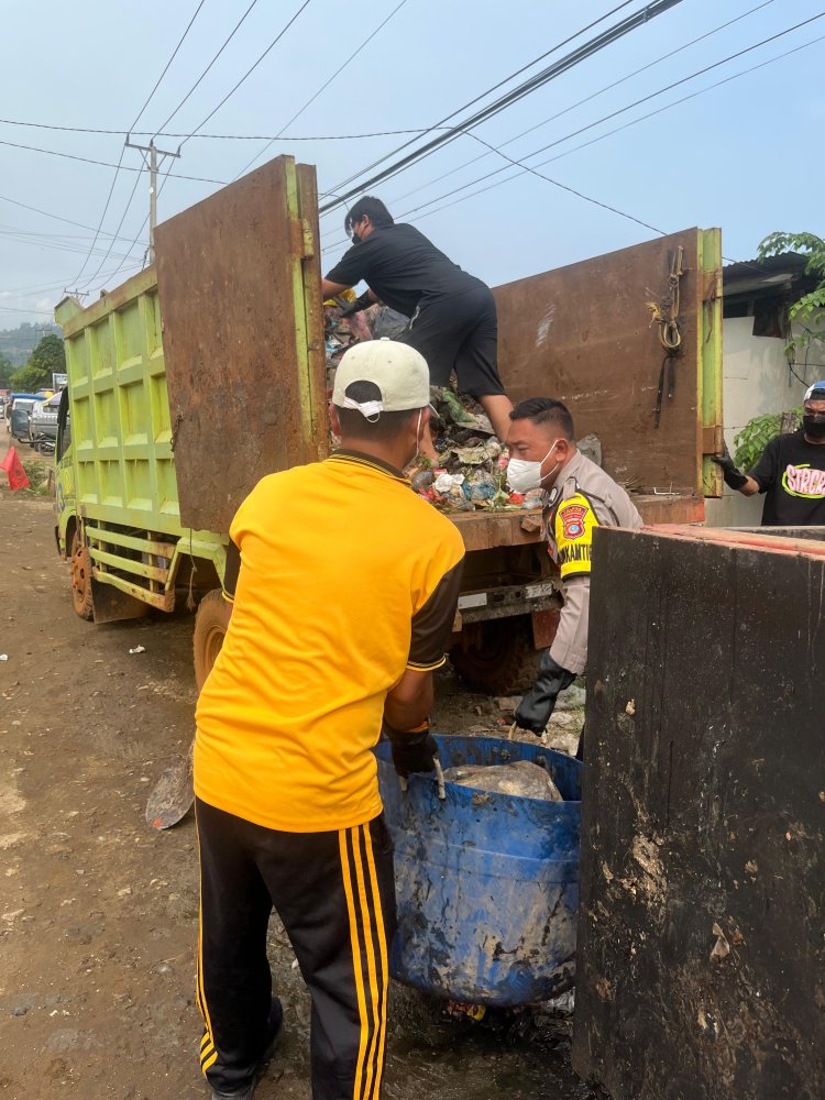 Bhabinkamtibmas Polsek Bahodopi Bantu Warga Bersihkan Sampah