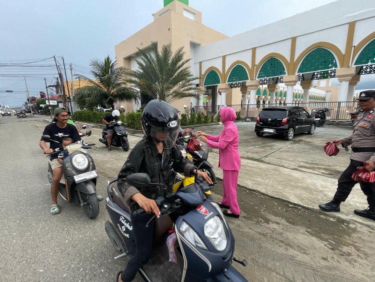 Polres Morowali Bagikan Takjil kepada Pengendara di Hari Ketiga Ramadan
