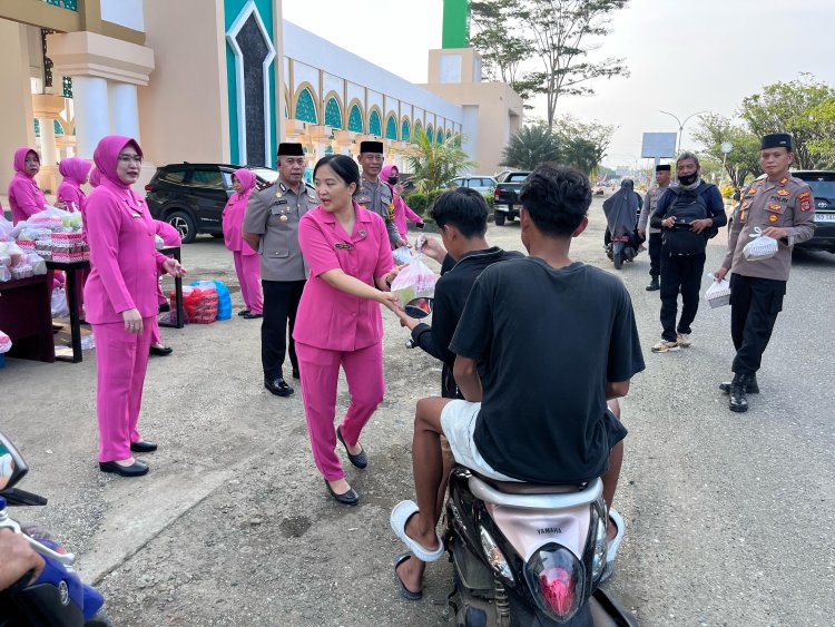 Wakapolres Morowali Pimpin Pembagian Takjil kepada Pengendara di Hari Keempat Ramadan
