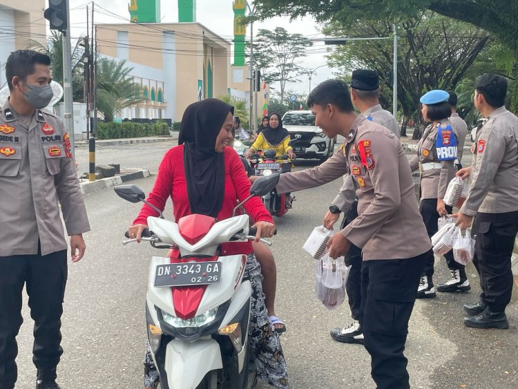 Polres Morowali Gelar Pembagian Takjil untuk Warga di Jalan Trans Sulawesi