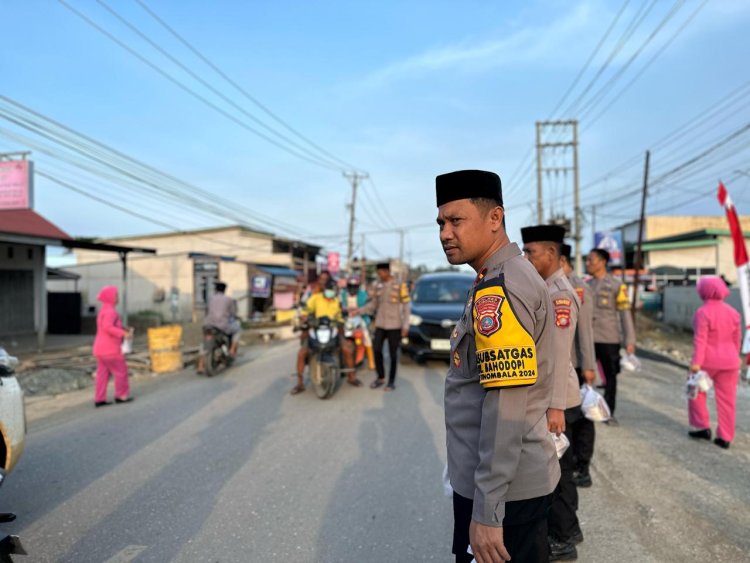 Polsek Bahodopi Polres Morowali Gelar Pembagian Takjil untuk Warga