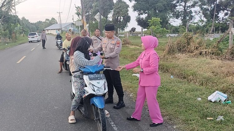 Berkah Ramadhan 1446 H, Polsek Bungku Barat dan Bhayangkari Bagi-bagi Takjil Jelang Buka Puasa