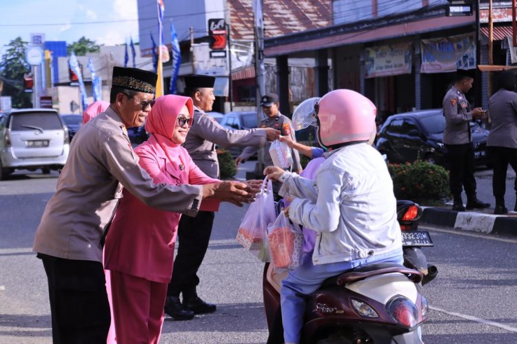 Polres Morowali Berbagi Takjil untuk Warga Jelang Buka Puasa