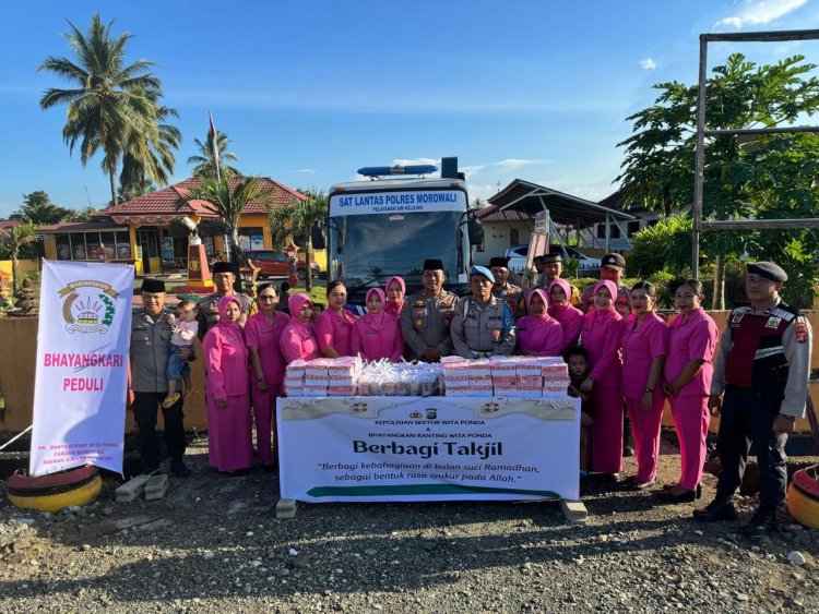 Polsek Wita Ponda Polres Morowali Bagikan Takjil sebagai Wujud Kepedulian kepada Masyarakat