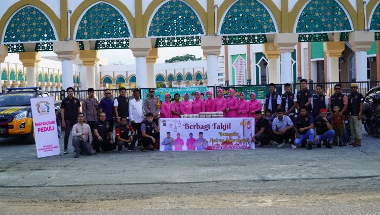 Personel Satreskrim dan Siwas Polres Morowali Gelar Aksi Berbagi Takjil di Bulan Ramadhan