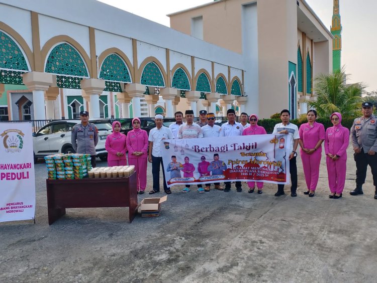 Personel Polres Morowali dan Bhayangkari Bagikan Takjil untuk Masyarakat di Bulan Suci Ramadhan