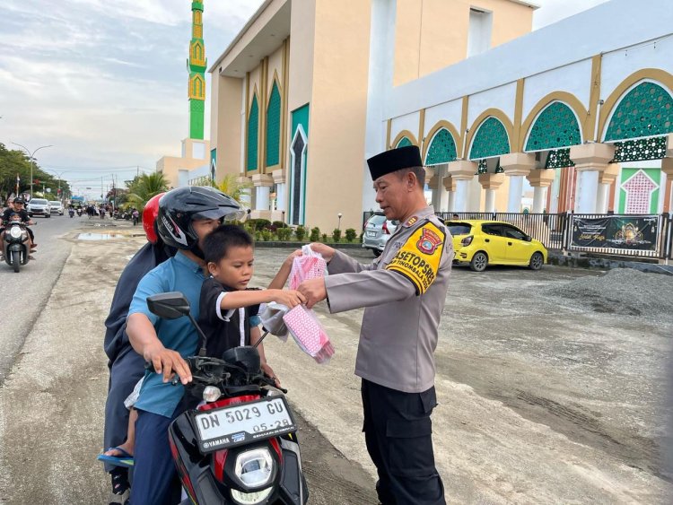 Polres Morowali Bagikan 200 Takjil kepada Pengguna Jalan di Depan Masjid Agung