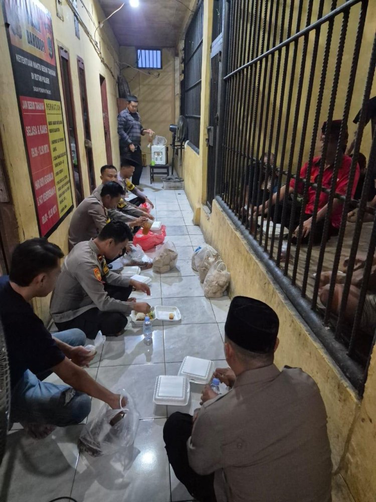 Kapolsek Bahodopi Gelar Buka Puasa Bersama dengan Tahanan Polsek