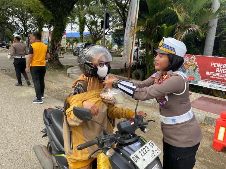Satlantas Polres Morowali Bagikan Takjil dan Edukasi Tertib Berlalu Lintas di Bulan Ramadhan