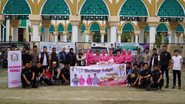 Personel Satreskrim dan Siwas Polres Morowali Gelar Kegiatan Bagi Takjil di Bulan Ramadhan