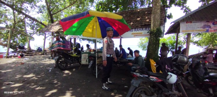 Personel Pos PAM Ops Ketupat Tinombala Polsek Bungku Barat Polres Morowali Amankan tempat Wisata Raha-raha Beach 