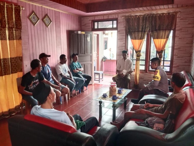 Bhabinkamtibmas Polsek Bungku Selatan Mediasi Aksi Penyegelan Kantor Desa Matano di Sambori Kepulauan
