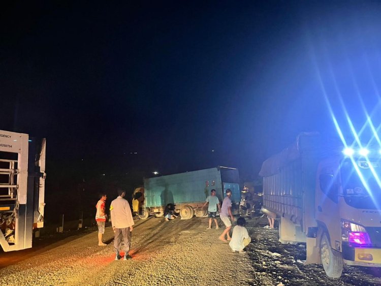 Alami Rem Blong Satu unit Truk terbalik di Tanjakan Tangofa , Polsek Bungku Selatan Turun Tangan