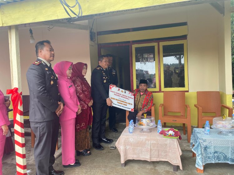 Di Hari Bhayangkara ke 79, Kapolres Morowali Serahkan Empat Rumah dan Fasilitas Air Bersih ke Masyarakat