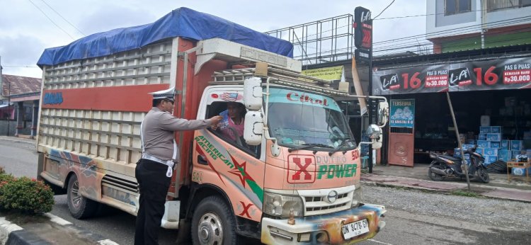 Satlantas Polres Morowali Sosialisasikan Bahaya Muatan Overload kepada Sopir di Jalan Trans Sulawesi