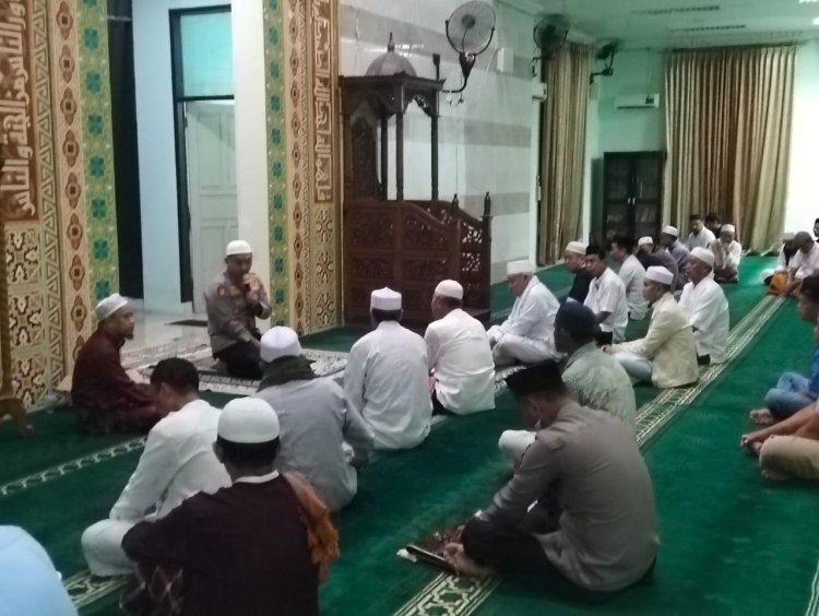Kapolres Morowali Gelar Program Subuh Keliling, Serahkan Sembako dan Bahas Kamtibmas Bersama Warga
