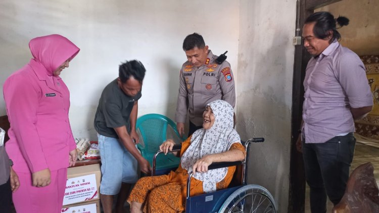 Kapolres Morowali Bantu Kursi Roda Untuk Nenek Ida di Bungku tengah